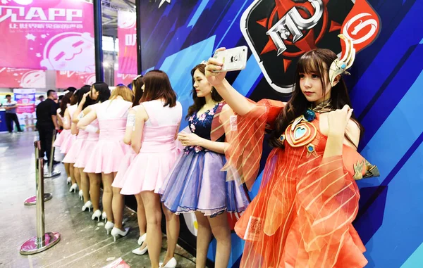 Showgirls Vestidas Con Disfraces Cosplay Posan Durante 15ª Exposición Entretenimiento — Foto de Stock