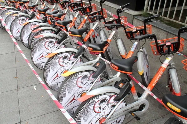 Cyklar Kinesiska Cykel Sharing Service Mobike Med Tecknade Bilder Lenovos — Stockfoto