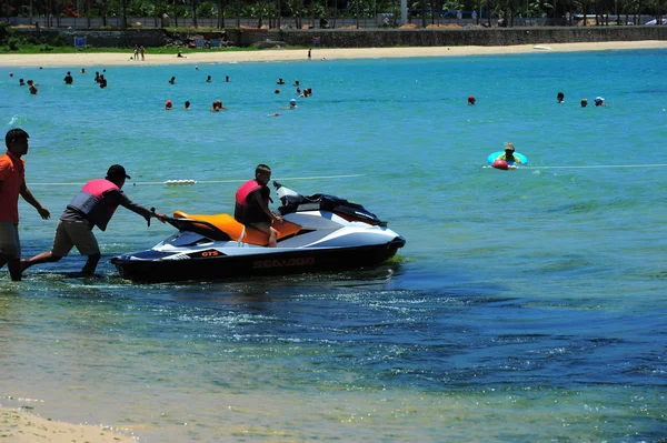 Los Turistas Divierten Agua Contaminada Con Floración Algas Color Verde — Foto de Stock