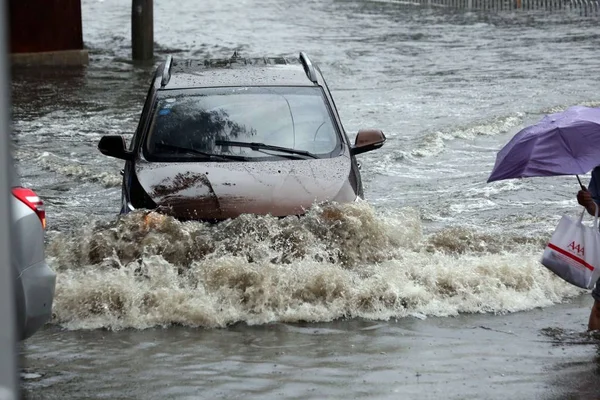 Carro Viaja Por Uma Rua Inundada Causada Por Uma Chuva — Fotografia de Stock