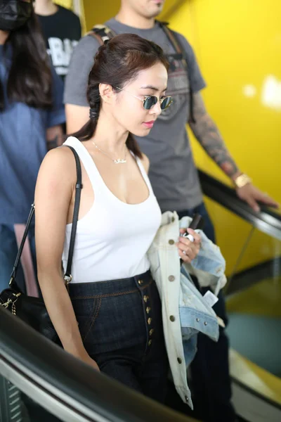 Cantor Taiwanês Jolin Tsai Visto Vestindo Colete Branco Sexy Aeroporto — Fotografia de Stock