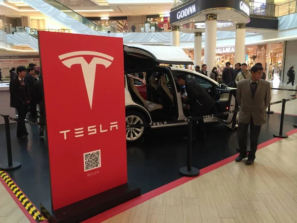 Bestand Een Tesla Elektrische Auto Wordt Weergegeven Een Winkelcentrum Shanghai — Stockfoto