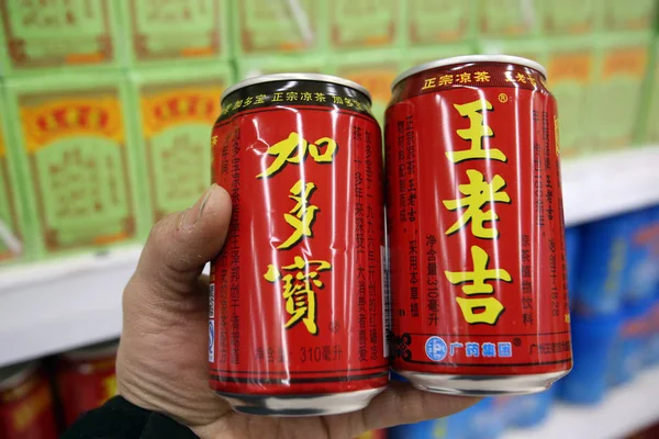 Sebuah Toko Toko Pelanggan Cina Untuk Sekaleng Teh Herbal Jiaduobao — Stok Foto