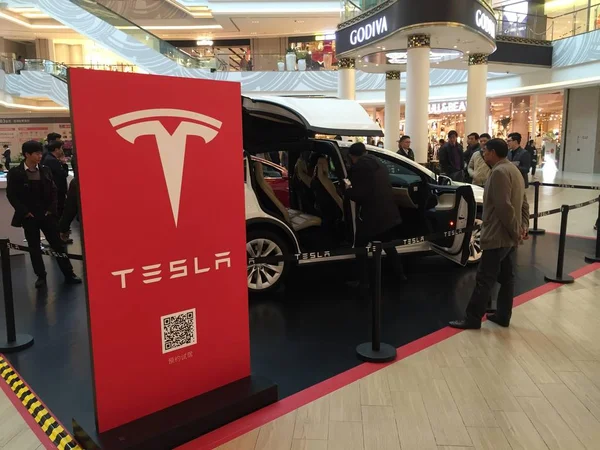 Ein Tesla Elektroauto Steht Einem Einkaufszentrum Shanghai China März 2017 — Stockfoto