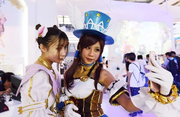 Showgirls Klädd Cosplay Kostymer Pose Den Kina Digital Entertainment Expo — Stockfoto