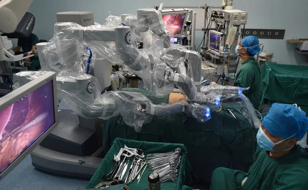 Kirurgisk Robot Utrustad Med Kameror Utför Sin Första Hjärtkirurgi För — Stockfoto