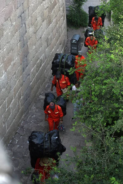 Chińscy Pracownicy Przewożą Łącznie Ton Śmieci Sekcji Badaling Wielkiego Muru — Zdjęcie stockowe