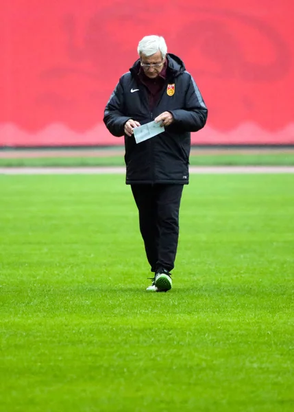 Cheftrainer Marcello Lippi Der Chinesischen Männer Fußballnationalmannschaft Nimmt Einer Trainingseinheit — Stockfoto