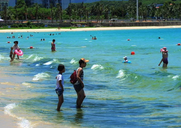 Los Turistas Divierten Agua Contaminada Con Floración Algas Color Verde — Foto de Stock