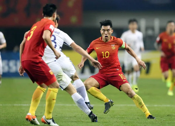 Jogador Equipe Futebol Coreia Sul Desafia Zheng Zhi Seleção Chinesa — Fotografia de Stock