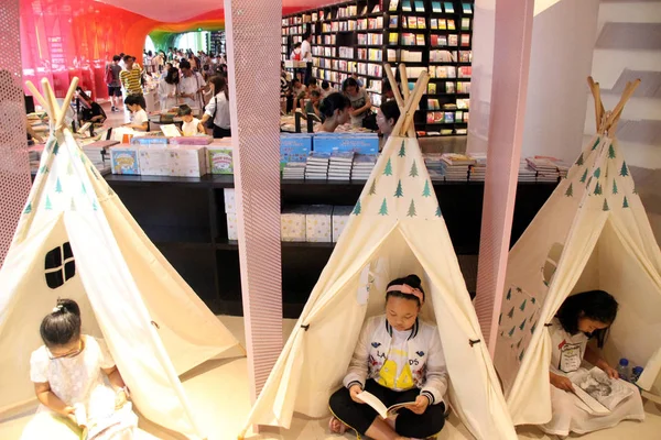 Los Visitantes Leen Libros Librería Zhongshuge Ciudad Suzhou Provincia Jiangsu — Foto de Stock