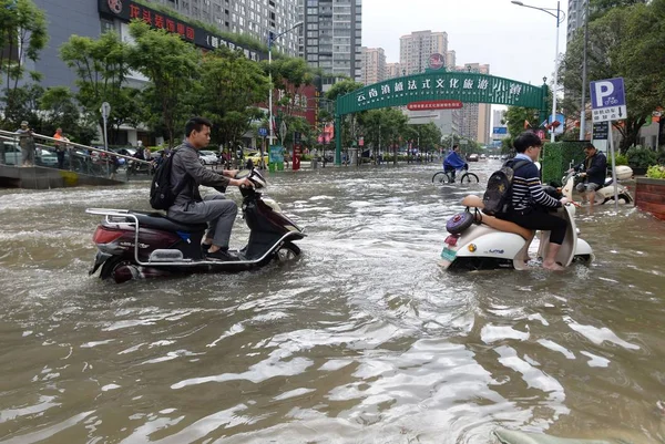 Велогонщики Едут Затопленной Улице Вызванной Сильными Ливнями Городе Куньмин Провинция — стоковое фото