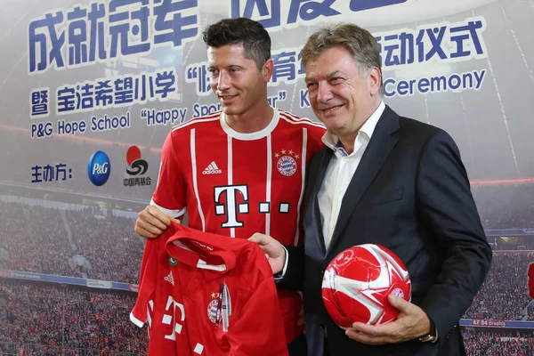 Jogador Futebol Polonês Robert Lewandowski Bayern Munique Esquerda Frequenta Cerimônia — Fotografia de Stock