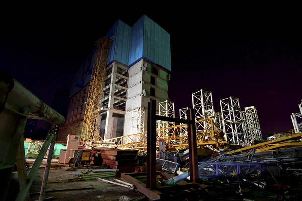 Die Deformierte Stahlkonstruktion Eines Eingestürzten Turmdrehkrans Auf Einer Baustelle Bezirk — Stockfoto