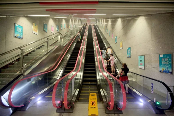 Pasażerowie Stoją Schodach Stacji Metra Hongtudi Która Jest Metrów Pod — Zdjęcie stockowe