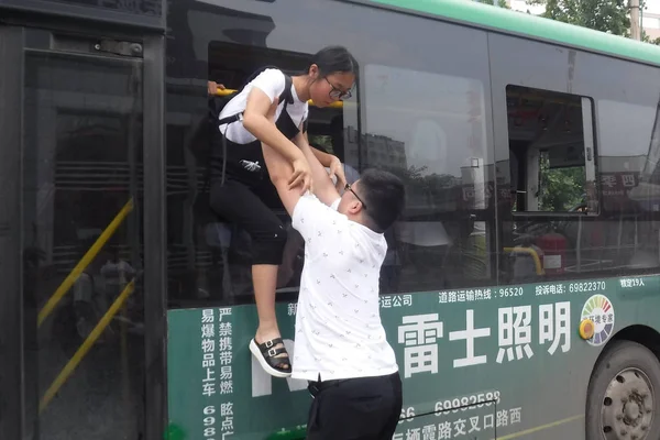 Chinese Middle School Student Jumps Out Bus Window Road Crash — Stock Photo, Image