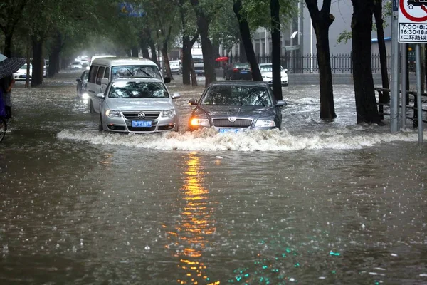 Cars Travel Flooded Street Caused Torrential Rain Shenyang City Northeast — Stock Photo, Image