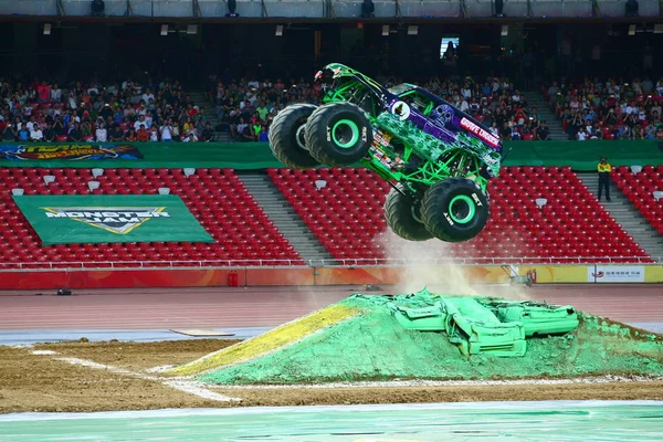 Monster Jam Truck Wykonuje Dzikich Akrobacje Podczas Monster Jam 2017 — Zdjęcie stockowe