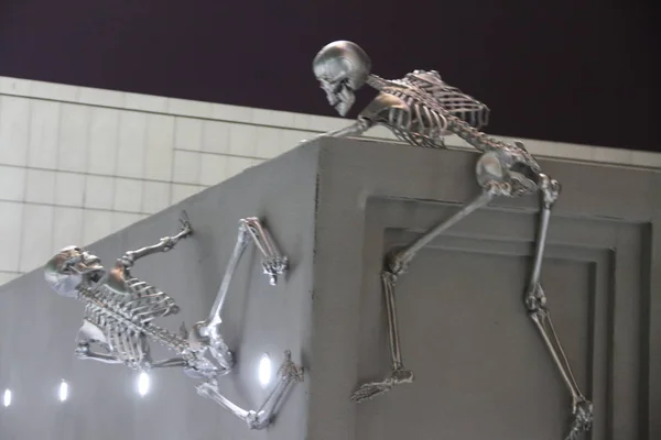 Skeleton Sculptures Climb Shopping Mall Attract Customers Nan City East — Stock Photo, Image