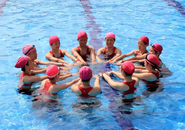 Chinesische Yoga Enthusiasten Badebekleidung Führen Yoga Einem Swimmingpool Zur Abkühlung — Stockfoto