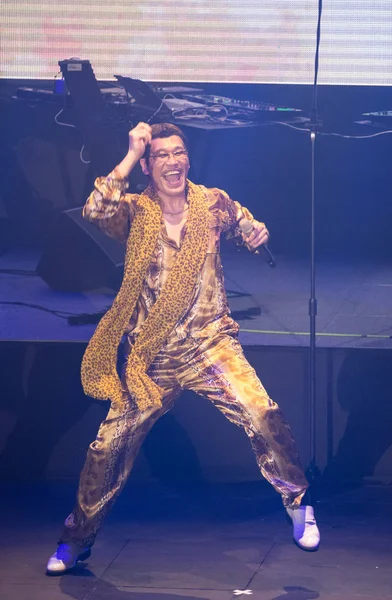 台湾出局 日本喜剧演员戴马乌 科萨卡 以他的舞台名字 皮科塔罗 在2017年3月26日于台湾台北举行的 Ppappttw 音乐会上表演 — 图库照片