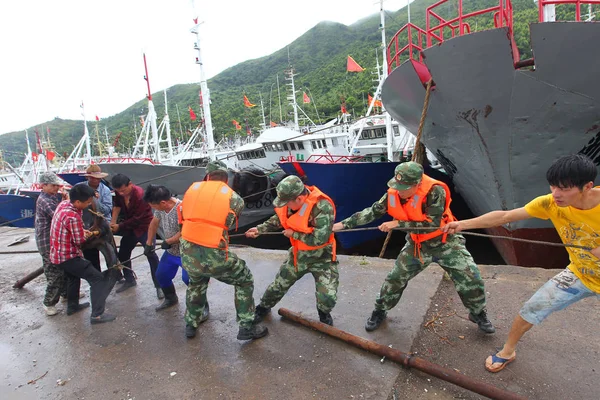 Oficiales Policía Chinos Ayudan Pescadores Atracar Sus Barcos Pesqueros Puerto — Foto de Stock