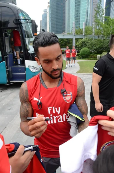 Giocatore Calcio Inglese Theo Walcott Dell Arsenal Segni Tifosi Dopo — Foto Stock