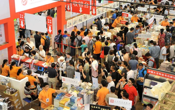 Pessoas Lotam Livrarias Centro Exposições Xangai Durante Feira Livro Xangai — Fotografia de Stock