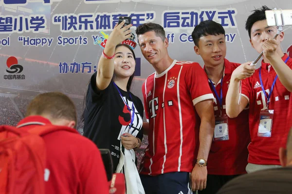 Polski Piłkarz Robert Lewandowski Bayern Monachium Prawo Pozuje Selfie Fanem — Zdjęcie stockowe