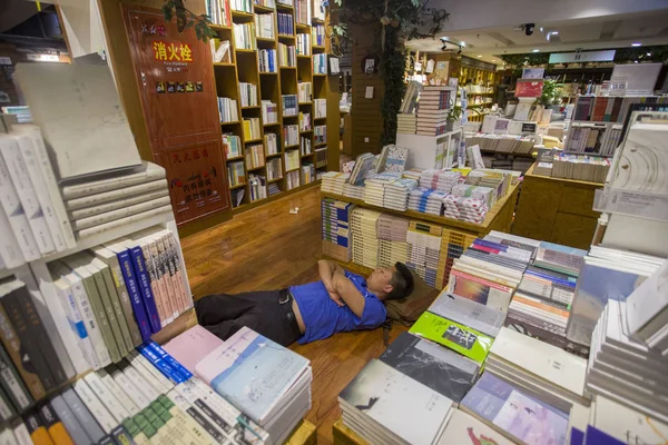 Een Chinese Sleeper Wordt Afgebeeld Rusten Een Uurs Boekhandel Overnachten — Stockfoto
