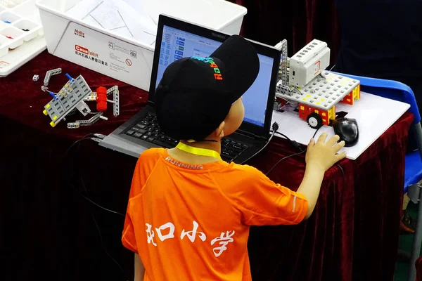 Adolescente Concorrente Controla Seu Robô Durante Final Nacional Robocom Adolescence — Fotografia de Stock