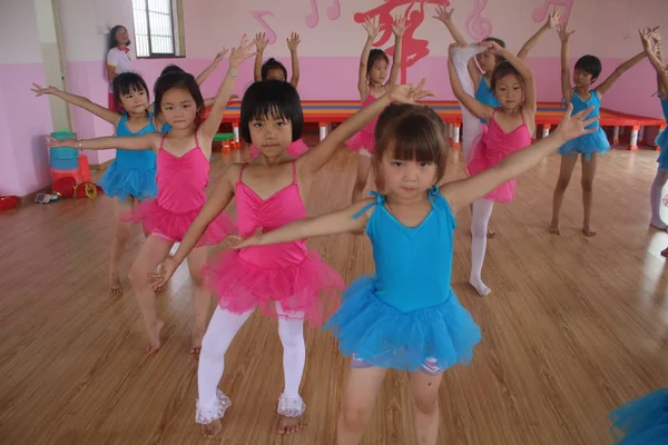 Meninas Chinesas Frequentam Uma Aula Dança Durante Férias Verão Cidade — Fotografia de Stock