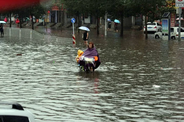 Mieszkaniec Popycha Jej Rower Zalane Drogi Spowodowane Przez Ulewny Deszcz — Zdjęcie stockowe