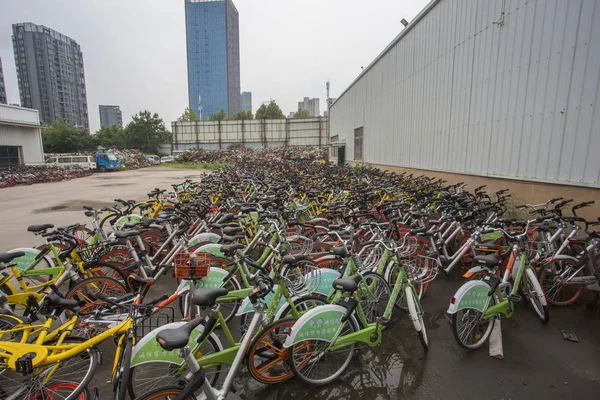 Χιλιάδες Ποδήλατα Κινεζική Ποδήλατο Διαμοιρασμού Υπηρεσιών Συσσωρεύονται Έναν Ανοιχτό Χώρο — Φωτογραφία Αρχείου