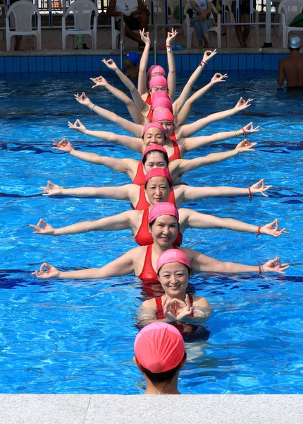 Los Entusiastas Del Yoga Chinos Vestidos Con Trajes Baño Realizan —  Fotos de Stock