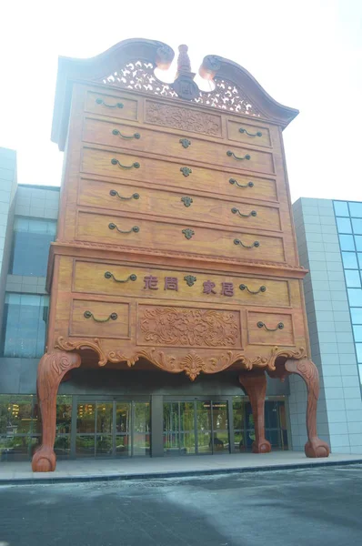 View Huge Cabinet Shaped Gate Rosewood Furniture Factory Jinshan District — Stock Photo, Image