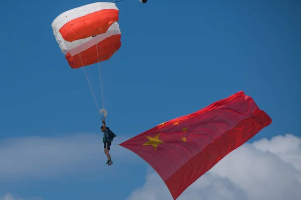 Ein Mitglied Eines Fallschirmteams Tritt Mit Einer Chinesischen Nationalflagge Während — Stockfoto