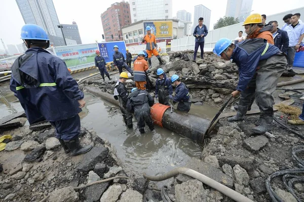 Chinese Arbeiders Herstellen Een Gebroken Waterleiding Site Van Ongeval Nadat — Stockfoto