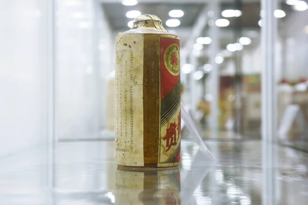 Бутылка Kweichou Moutai 1950 Годов Выставлена Весеннем Аукционе Xiling Yinshe — стоковое фото