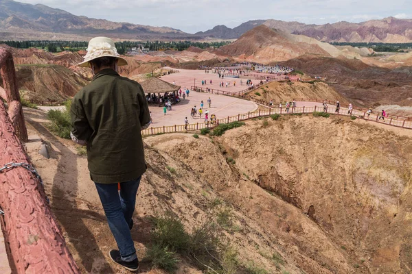 Year Old Chinese Cleaner Surnamed Collects Garbage Steep Mountain Zhangye — Stock Photo, Image