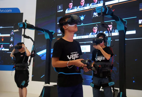 Επισκέπτες Φορώντας Συσκευές Htc Vive Εικονική Πραγματικότητα Δοκιμάστε Ηλεκτρονικά Παιχνίδια — Φωτογραφία Αρχείου