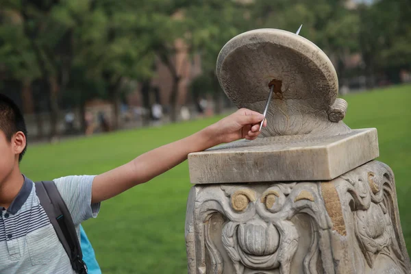 Turista Chinês Posa Com Relógio Sol Marcado Por Grafite Deixado — Fotografia de Stock