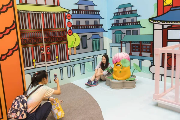2017年6月19日 一位卡通爱好者在中国上海与 Hellokitty 的开发商 Sanrio 创建的 Gudetama 即懒蛋 — 图库照片
