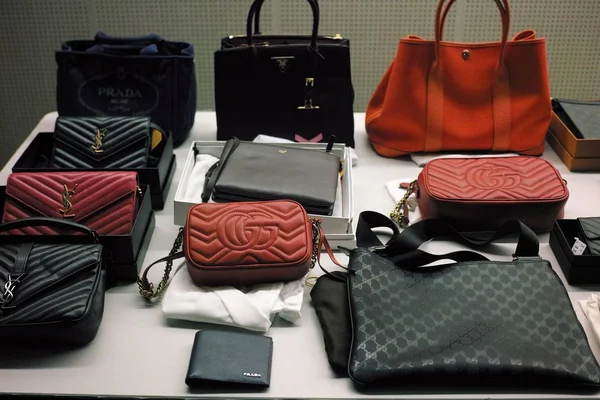 Widok Fałszywych Produktów Luksusowych Sprzedawanych Przez Dwie Chińskie Kobiety Klientów — Zdjęcie stockowe