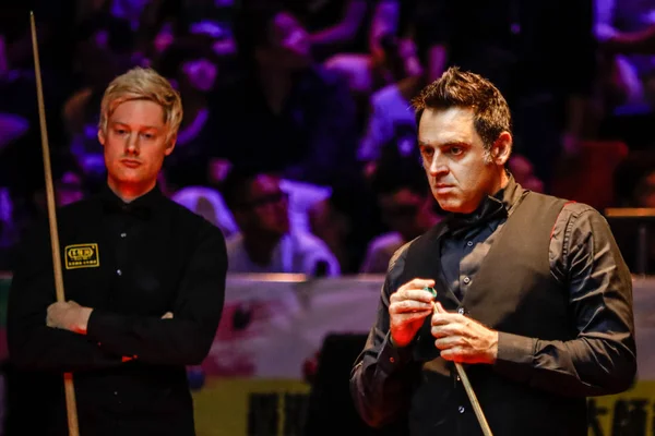 Ronnie Sullivan Inglaterra Marca Señal Cuando Considera Disparo Neil Robertson — Foto de Stock