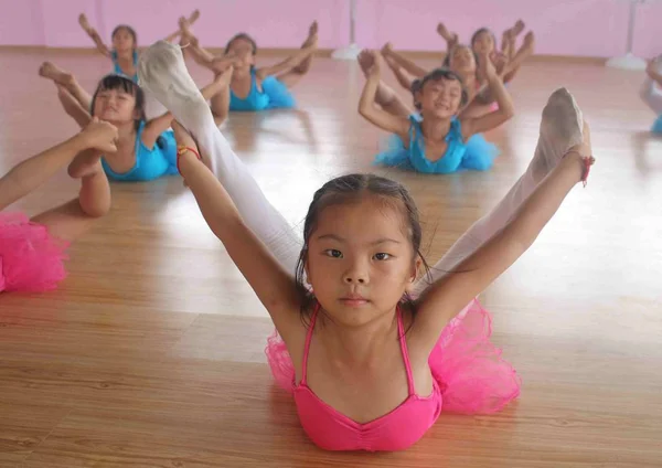Meninas Chinesas Frequentam Uma Aula Dança Durante Férias Verão Cidade — Fotografia de Stock