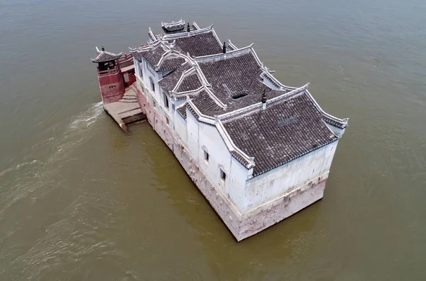 2017年7月26日 中国中部湖北省鄂州市 几乎被洪水淹没的长江淹没的700年观音亭 即观音馆 — 图库照片