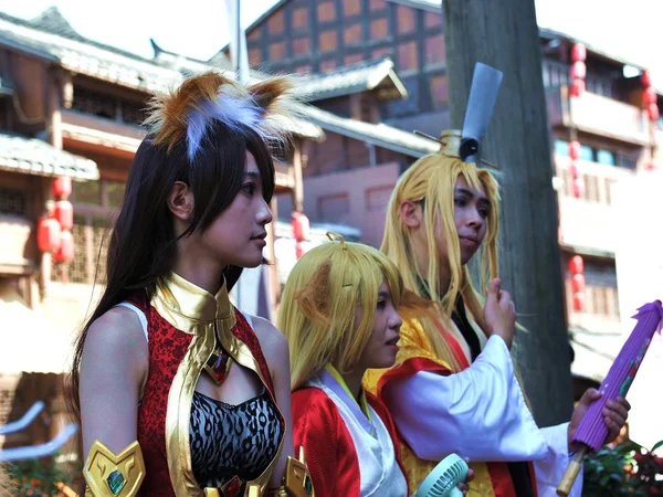 Animadores Vestidos Con Disfraces Cosplay Posan Una Antigua Ciudad Ciudad —  Fotos de Stock