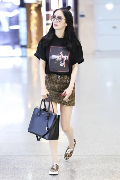 Kinesisk Skådespelerska Yang Avbildas Beijing Capital International Airport Beijing Kina — Stockfoto