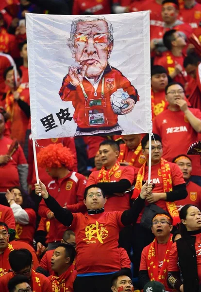 Kinesisk Fotbollsfan Håller Upp Ett Porträtt Huvudtränare För Kinesiska Nationella — Stockfoto